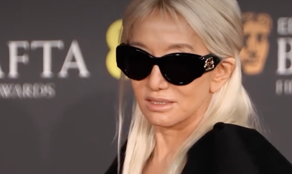 Má 76 a odmieta starnúť! Pohľad na hviezdnu návrhárku je ale skôr smutný, ako obdivný!