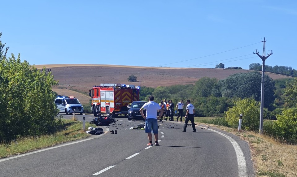 Tragická nehoda pri maďarských hraniciach: Motocyklista zomrel, spolujazdkyňa je vážne zranená