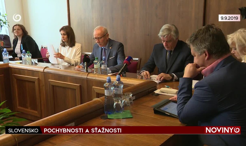 POCHYBNOSTI A SŤAŽNOSTI