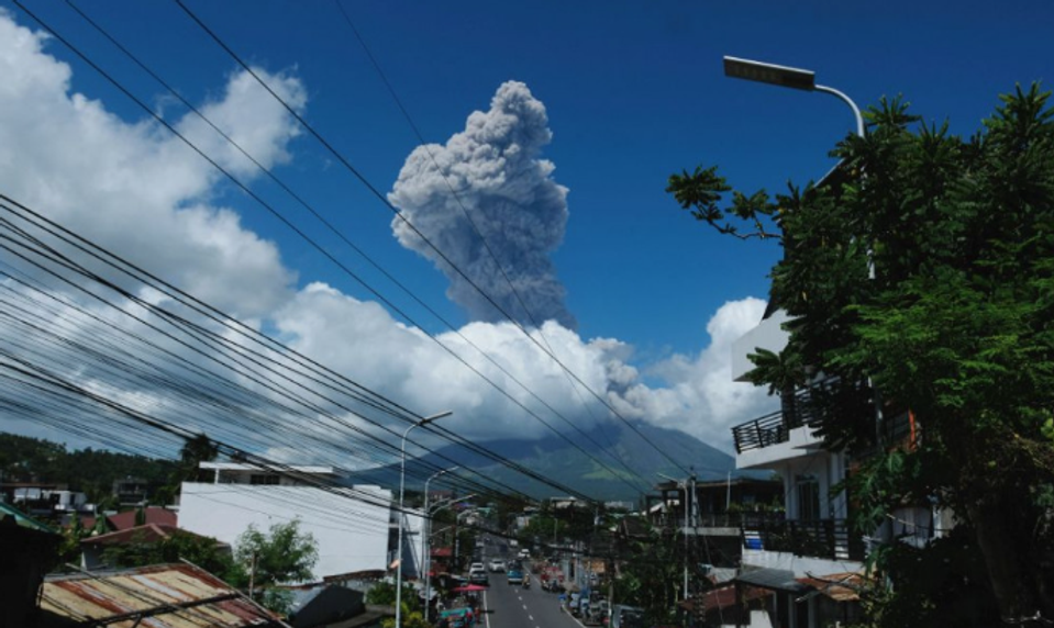 Na Filipínach vybuchla sopka Mayon. Popol vyletel do výšky troch kilometrov, úrady varujú pred ďalšou erupciou