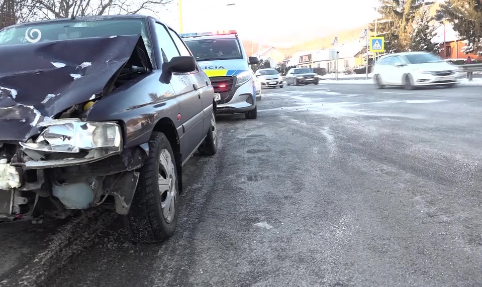 Nedodržal odstup a spôsobil reťazovú zrážku. Mladý vodič odišiel bez auta a s pokutou