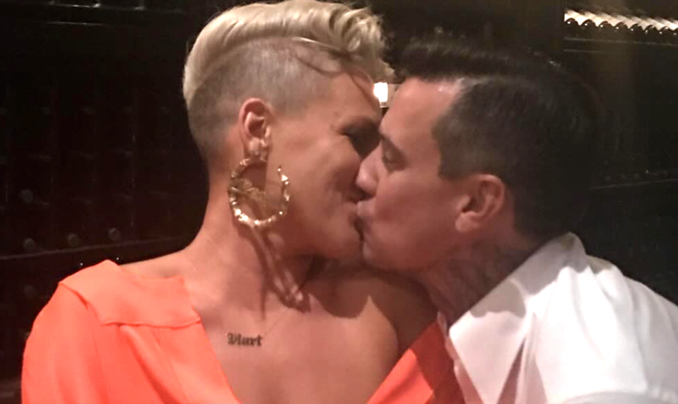 Tvária sa ako dokonalá rodina, no pravda je iná: Manželstvo hviezdnej speváčky sa rúca!