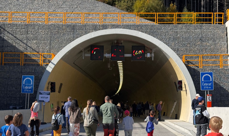 Tisícky ľudí mali netradičný výlet na Liptove. Prezreli si nový tunel Čebrať