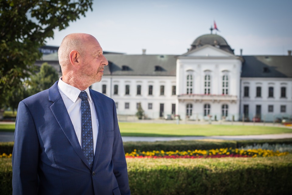 Hirsch pred prezidentským palácom