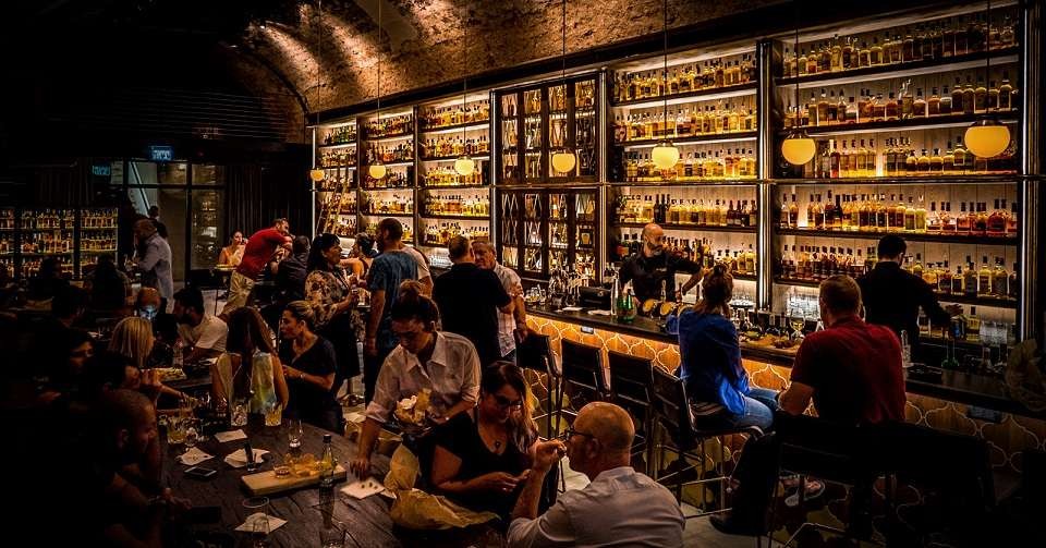 Whiskey bar a múzeum v Tel Avive