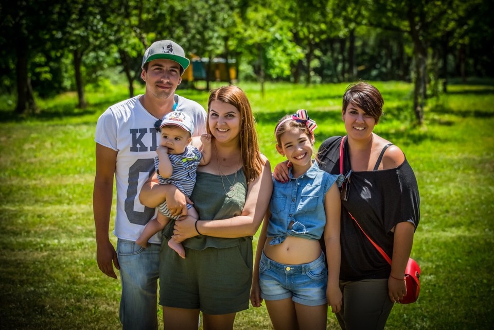 Prázdniny - Nový prírastok - malý Oskar so skutočnými rodičmi, Karolínkou Kubánkovou a jej mamou scenáristkou Kristínou Cibulkovou