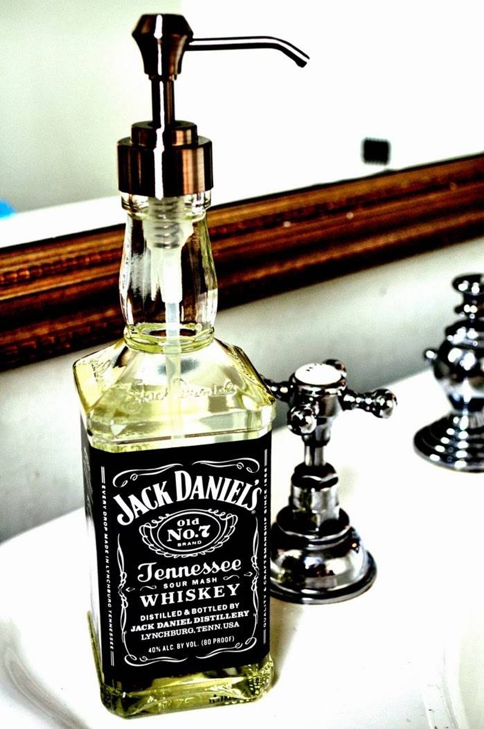 1. Dávkovač mydla Jack Daniels (DIY)