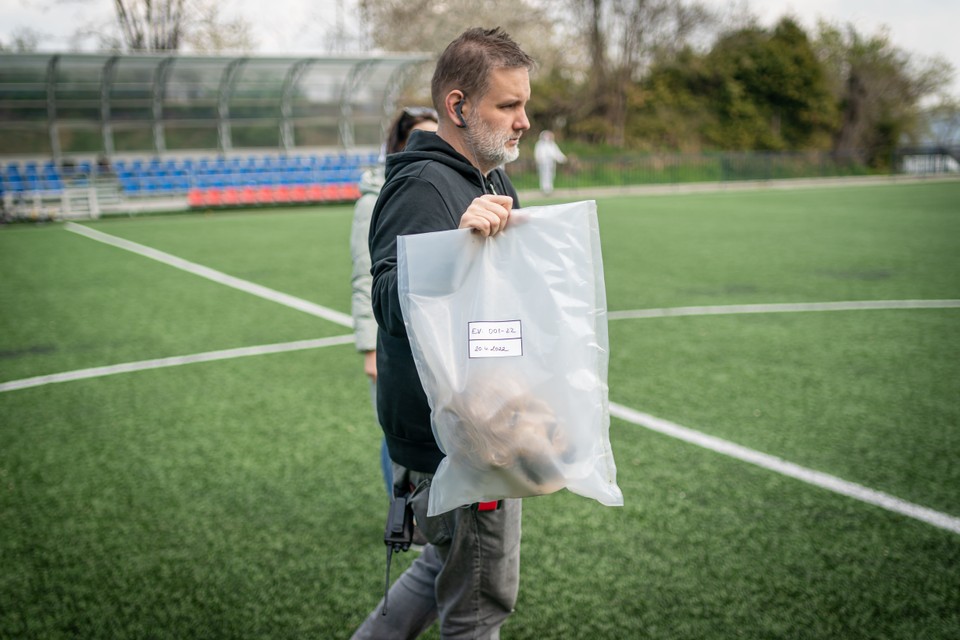 Einstein - nakrúcanie scény na futbalovom štadióne