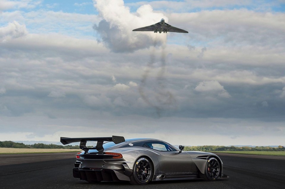 Aston Martin Vulcan & Avro Vulcan  (4)