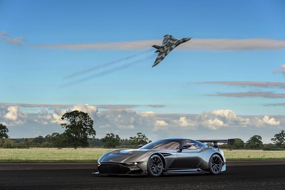 Aston Martin Vulcan & Avro Vulcan  (1)
