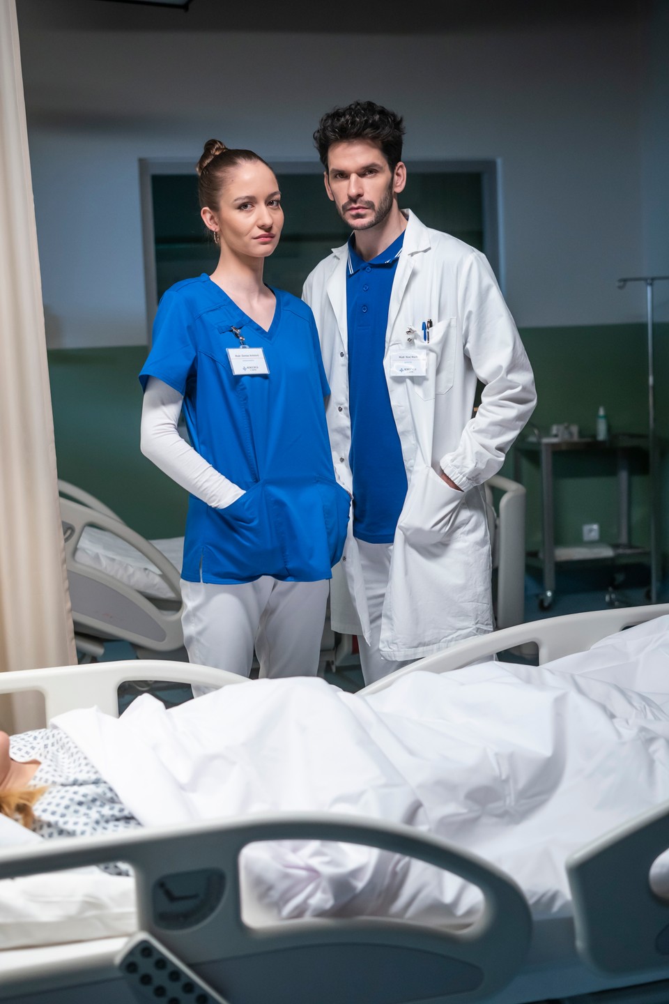 Noël Czuczor a Eva Mores v seriáli Nemocnica