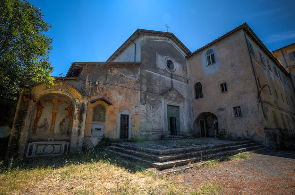 Opustený taliansky kláštor