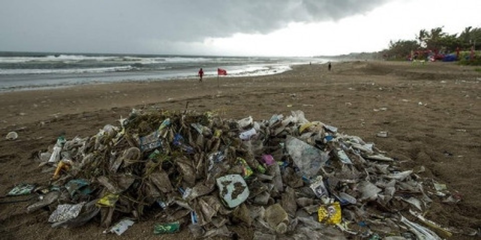 Pláže Bali plné odpadkov