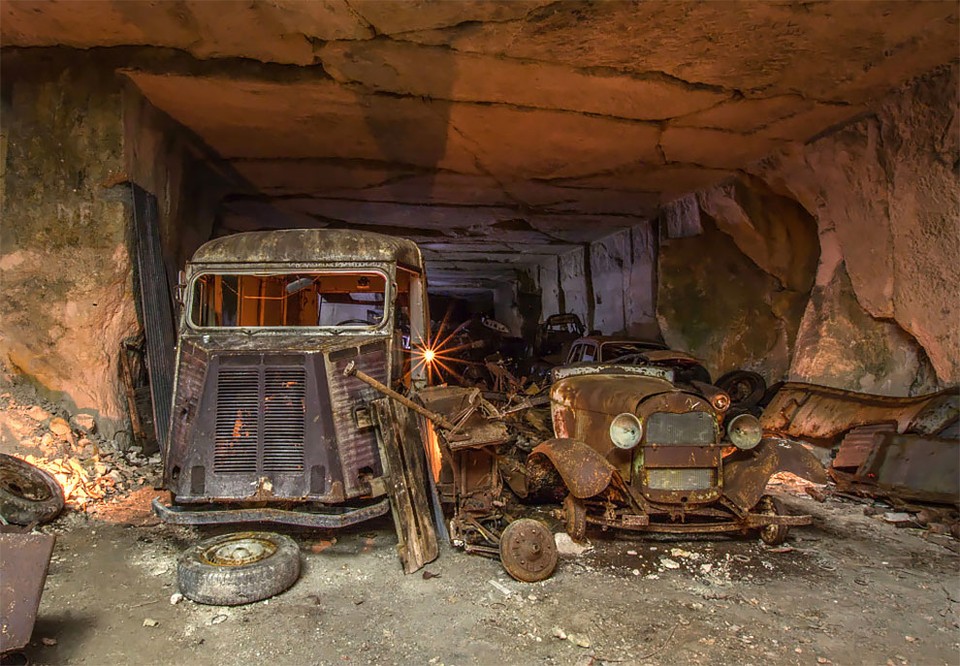 Stratený autopark vo francúzskom kameňolome 