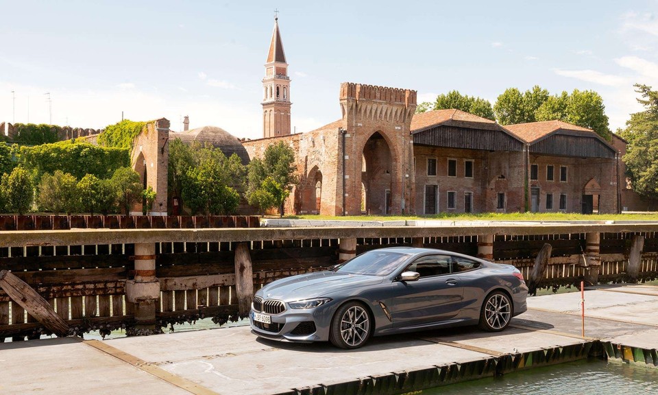 Luxusné superkupé BMW 8 v Benátkach