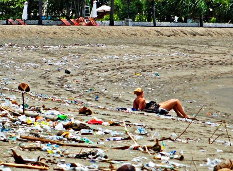 Bali, pláž, odpadky