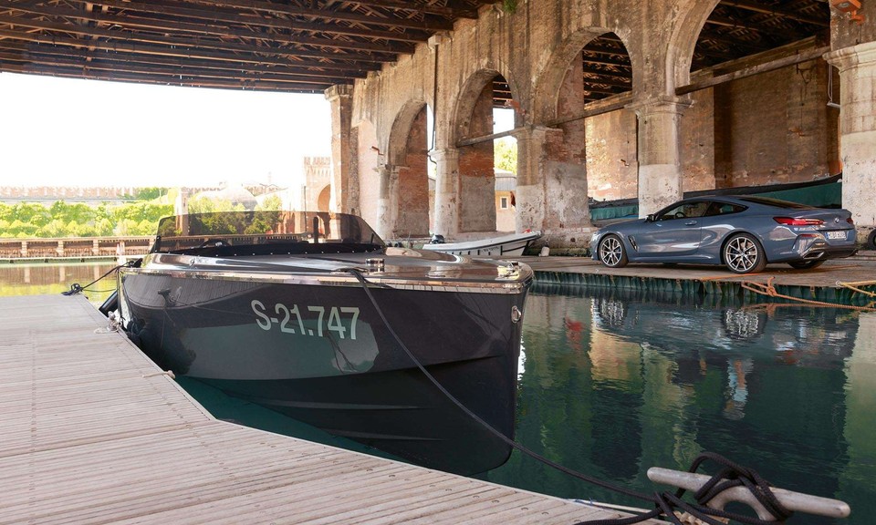 Luxusné superkupé BMW 8 v Benátkach