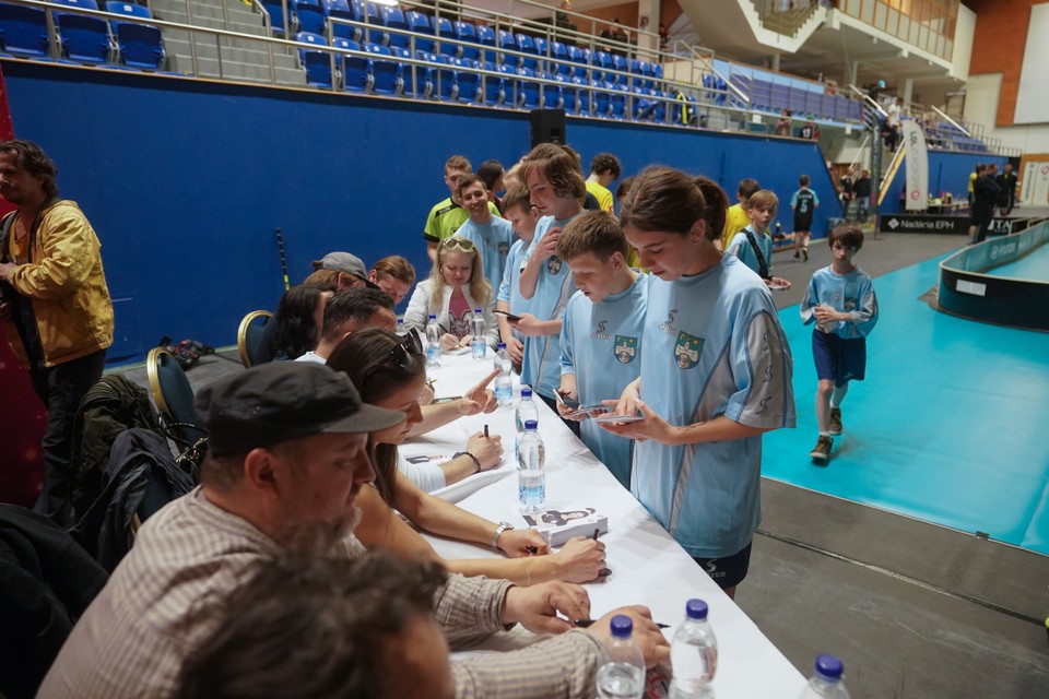 Autogramiáda hercov z Hranice na florbalovom turnaji v Liptovskom Mikuláši