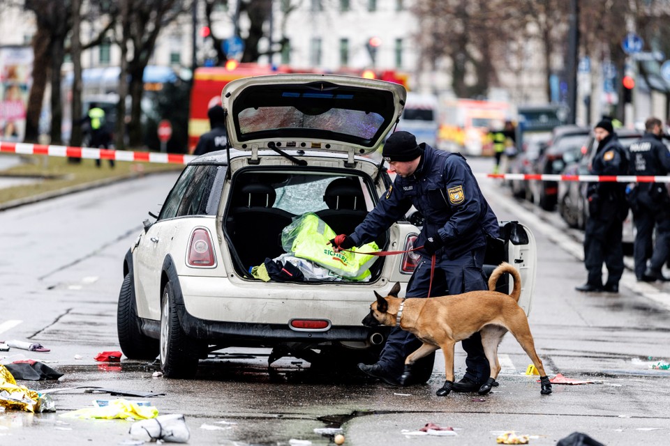 V Mníchove vrazilo auto do davu ľudí