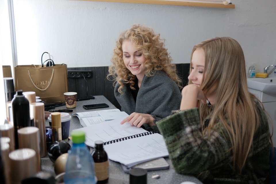 Zákulisie z Miss Slovensko 2021: Júlia Ivanová a Barbora Matejková sa spolu v backstage učili na skúšky.