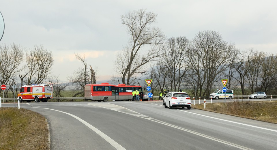 Nehoda auta a autobusu 3