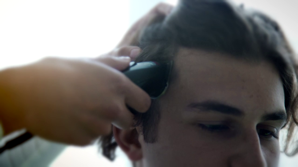 Simon Štubniak počas strihania vlasov