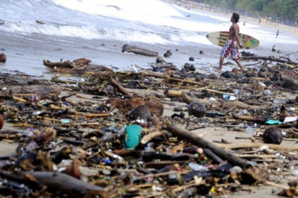 Pláže Bali plné odpadkov