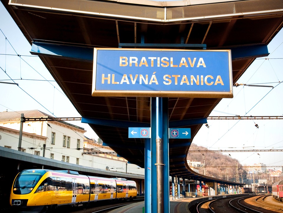 Nový deň, nový incident. V Bratislave sa vykoľajil vlak