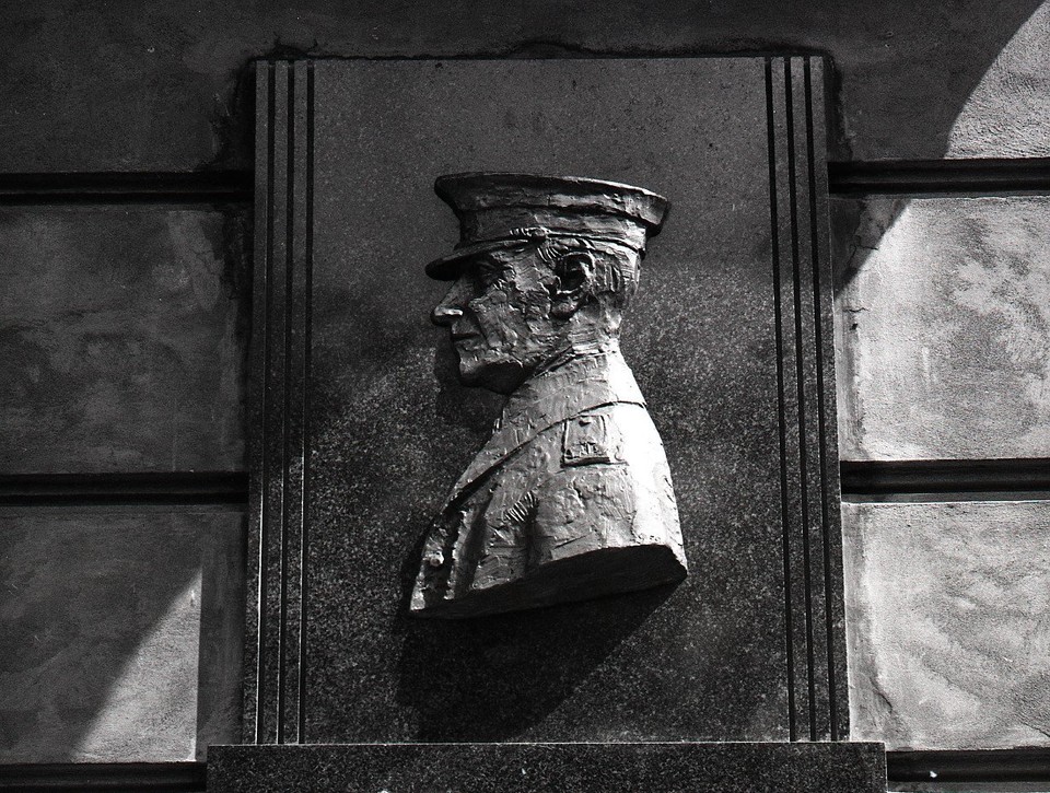 Pamätnú tabuľu generálovi Viestovi odhalili v Košiciach v roku 1947. Neskôr ju odstránili
