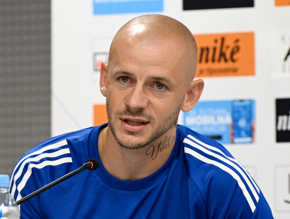 Weiss ml. po prehre v Košiciach v ostrej výmene s fanúšikom. Kamery zachytili slovný konflikt