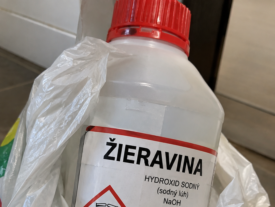 Čo robiť, ak sa omylom napijete žieraviny? Českého speváka zachránili zavináče