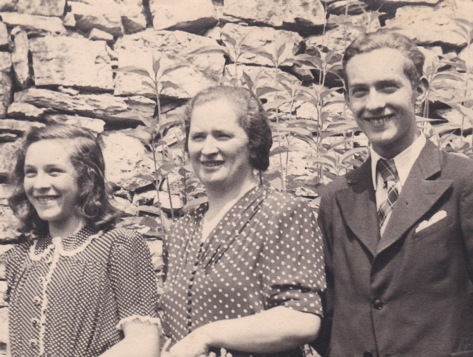 8. mája 1945 oznámil Slovákom koniec vojny. Jeho rodina za pomoc odboju trpela