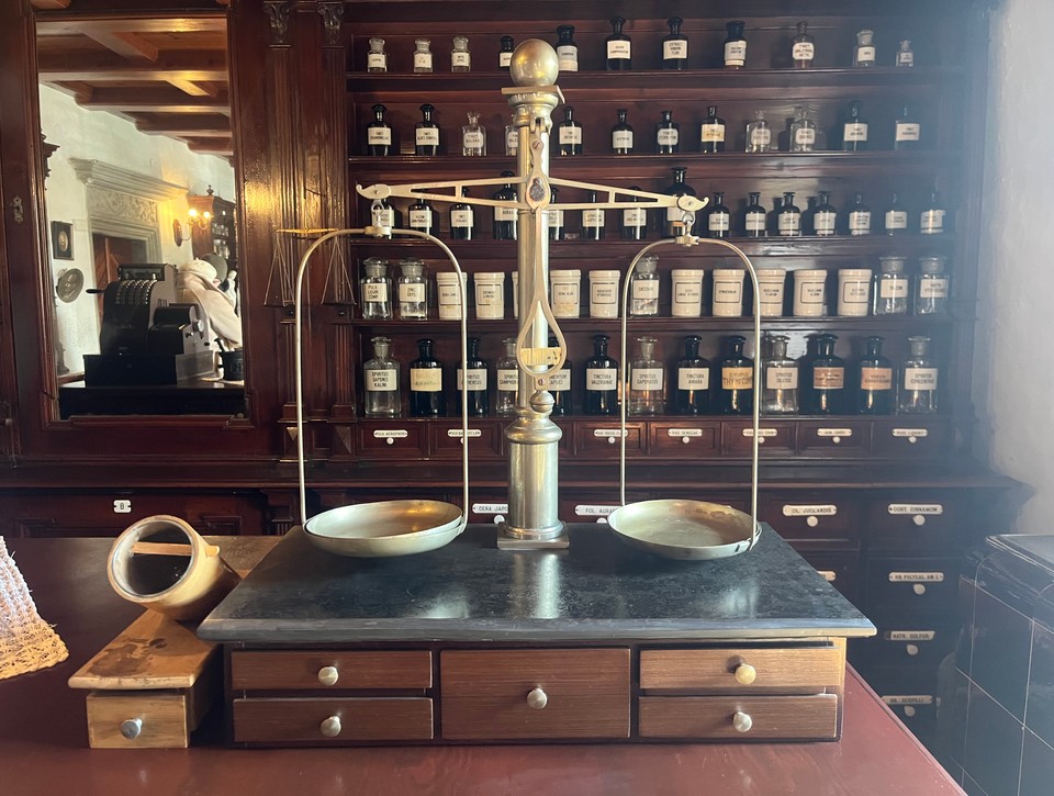 Tajomstvá starej lekárne: jedy za zrkadlom a lieky, ktoré sa miešali ručne