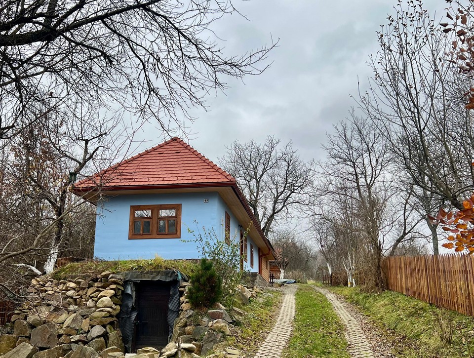 Najstaršia chyža v dedine ukázala, prečo boli domy v Poloninách modré