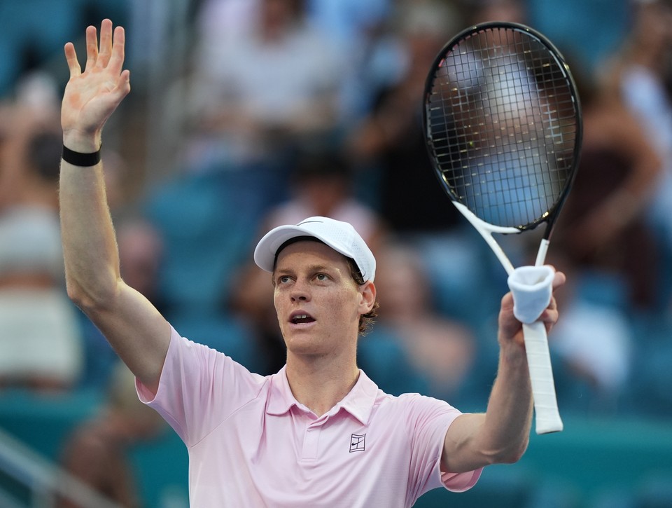 Historická dominancia SINNERA. Talian hladko do semifinále