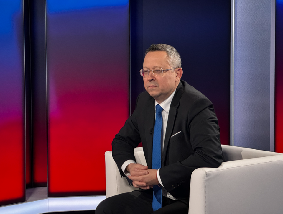 Politika 24: Koľko zarába minister Kamenický?