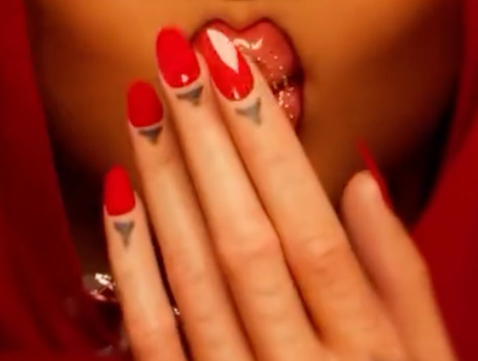 Čo je ešte ochotná spraviť pre biznis?! Polonahá hviezdna speváčka pobúrila fanúšikov!