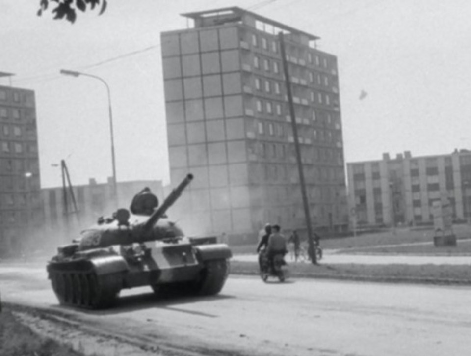 Študenti si sadli na cestu prikrytí československou vlajkou. Pozrite si unikátne zábery z Prešova z augusta 1968