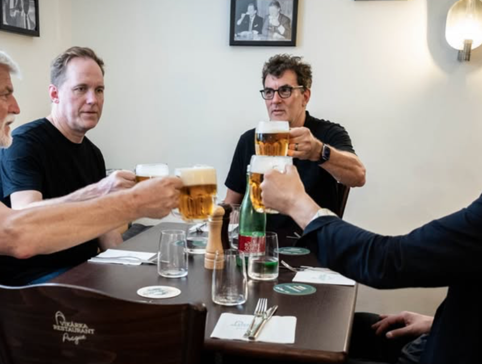 Také pivo by si dal každý! Českému prezidentovi robil spoločnosť najobľúbenejší herec na svete!