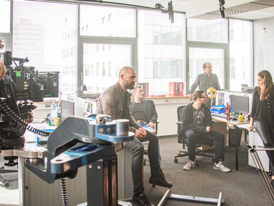 Seriál Za sklom použili v replike text z Threemy. Scénu pritom točili skôr, ako vyšla najavo