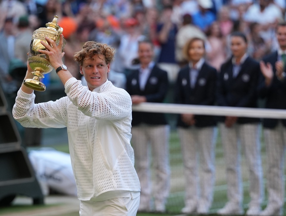 DOKONALÉ mužské finále Wimbledonu ovládol druhý rok po sebe SINNER