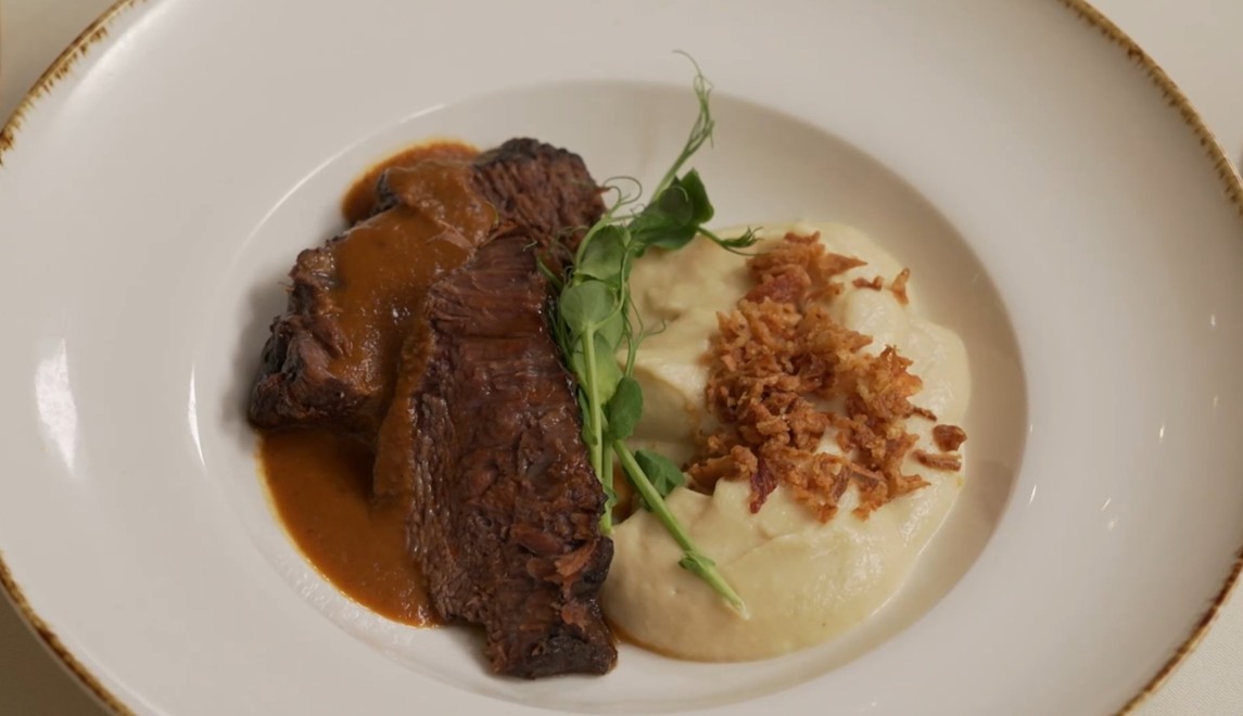 HLAVNÉ JEDLO - Hovädzie líčka na koreňovej zelenine so zelerovým pyré