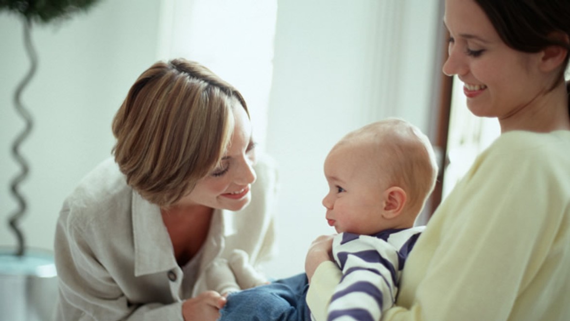 Babičky sa vyparili: Kto pomáha s deťmi dnešným mamám?