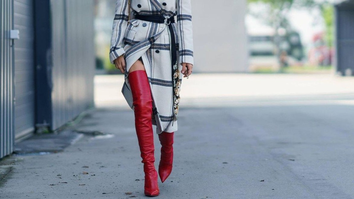Horúcim hitom jesene sú červené čižmy: Ako ich nosiť, aby ste nevyzerali lacno?