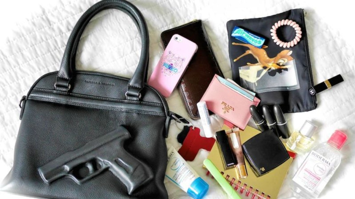 Ktorá „jojkárka“ nosí do práce kabelku so zbraňou?