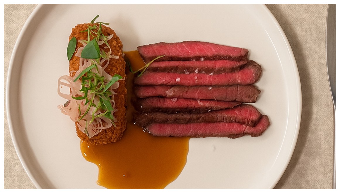 HLAVNÉ JEDLO - Steak hovädzí, patizónová kroketa, majonéza z čierneho cesnaku, nakladaná šalotka