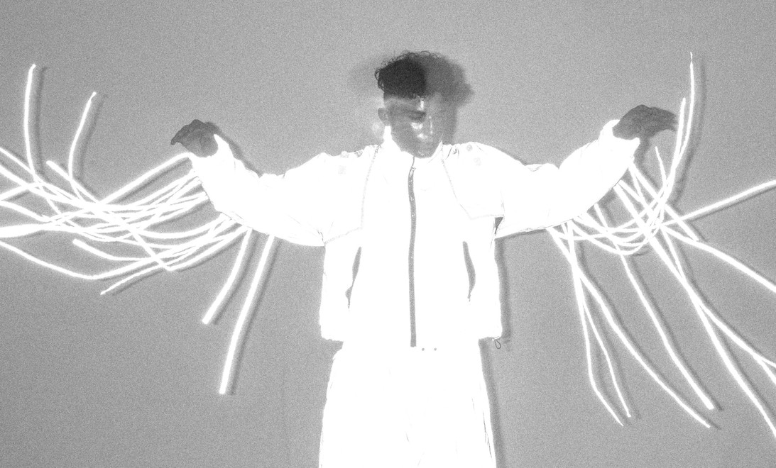 The Curly Simon otvára novú kapitolu svojho hudobného príbehu: Vypočujte si Polnoc - prvý singel z pripravovaného albumu