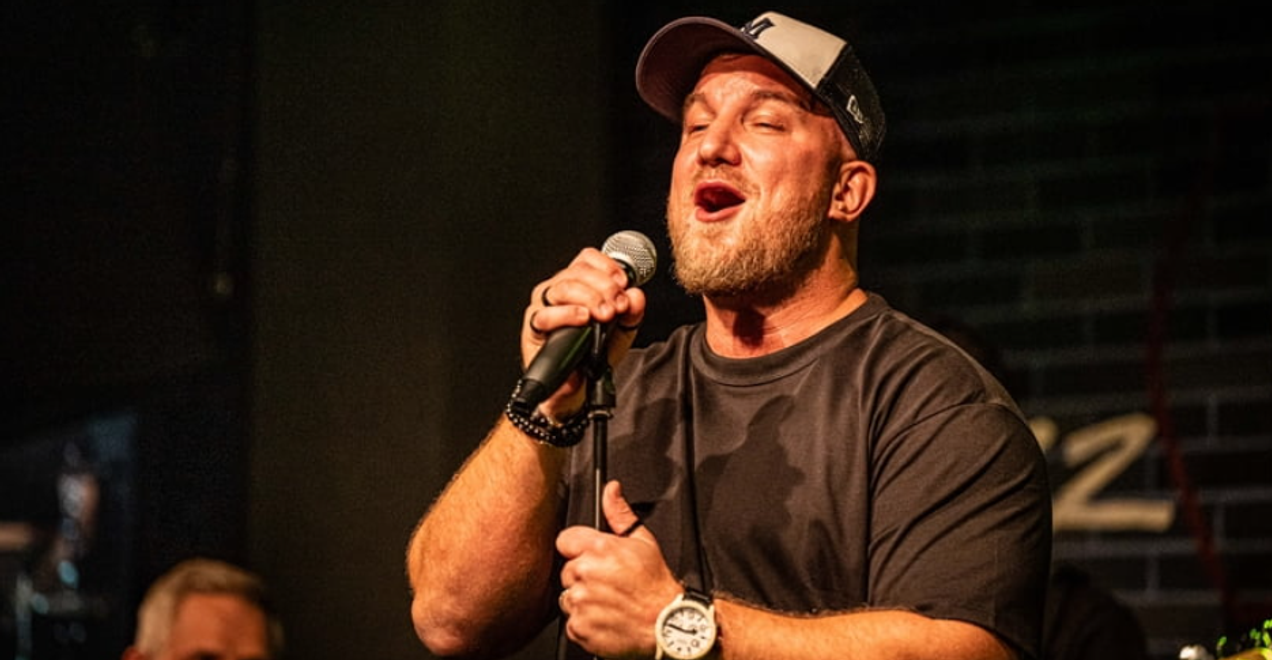 Lukáš Adamec odštartoval svoje turné BODKA TOUR vypredaným koncertom: Energickú bombu ľudia ocenili potleskom!