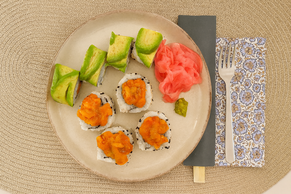 HLAVNÉ JEDLO - Uramaki plnené krevetou, mangom, uhorkou a zdobené avokádom