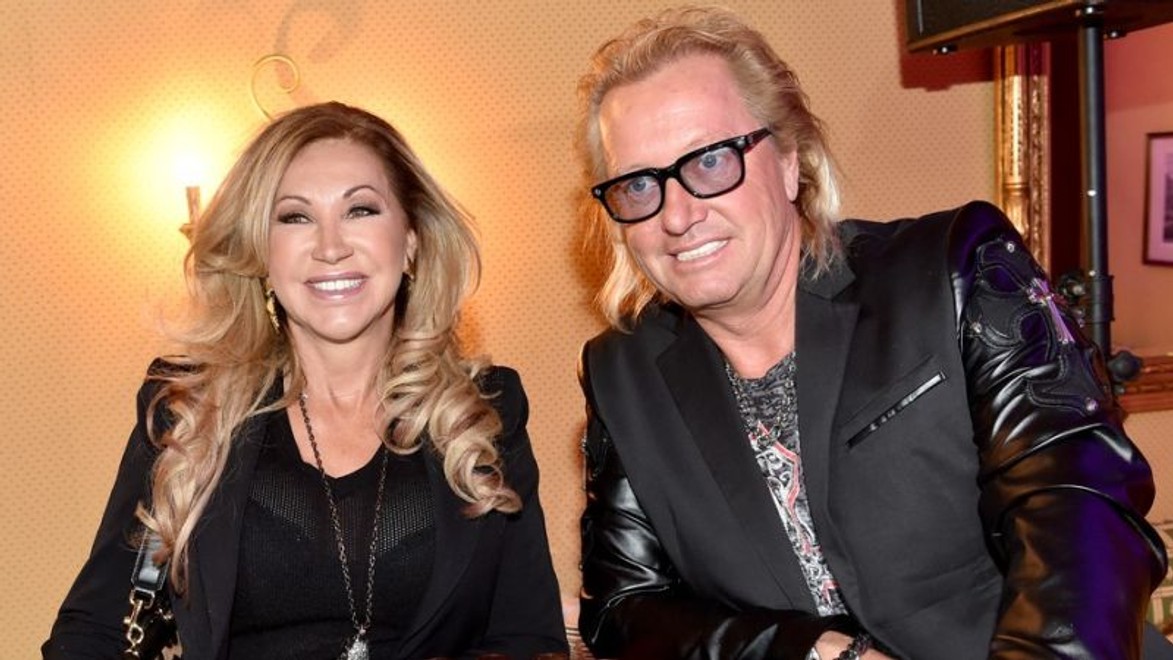 Nevedia, čo s peniazmi? Geissenovci sa vymenovali za kráľa a kráľovnú a kúpili si trón!